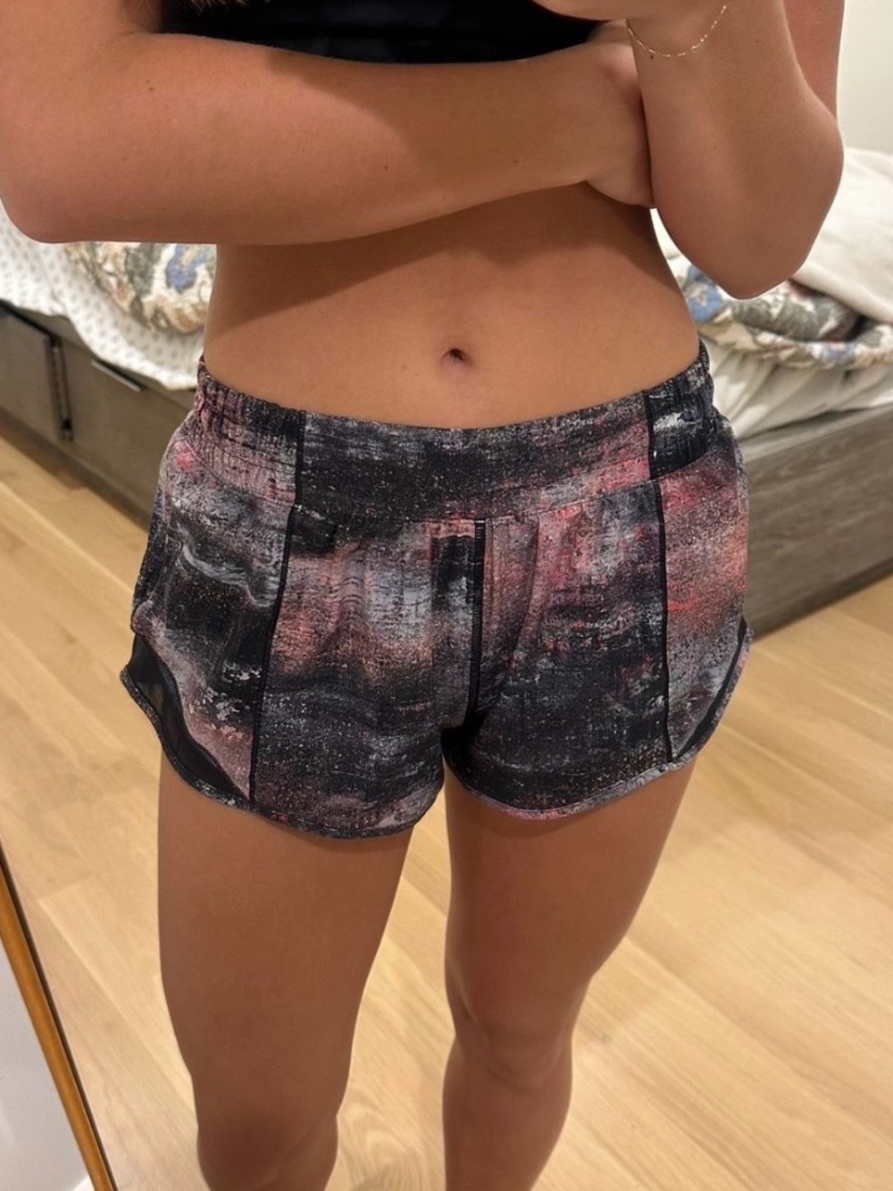 lululemon size 6 hotty hots